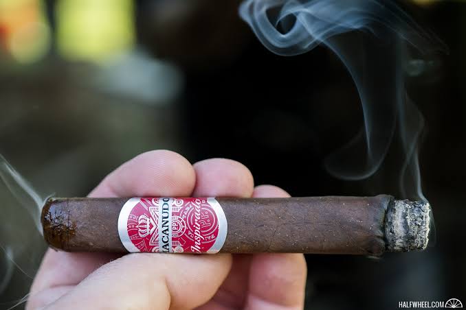 Macanudo Inspirado Red Robusto - 20'li Orta-Tam Gövdeli Puro - Görsel 2